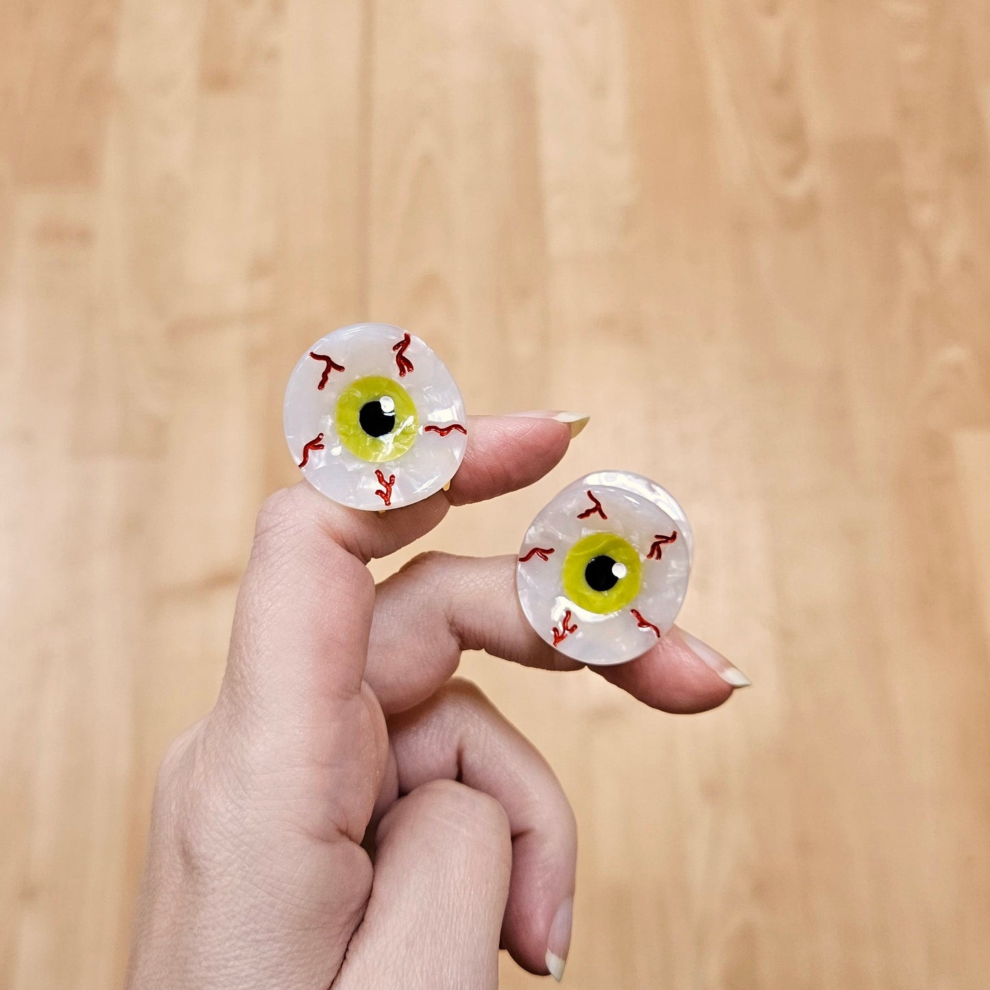 Eyeball hair clip